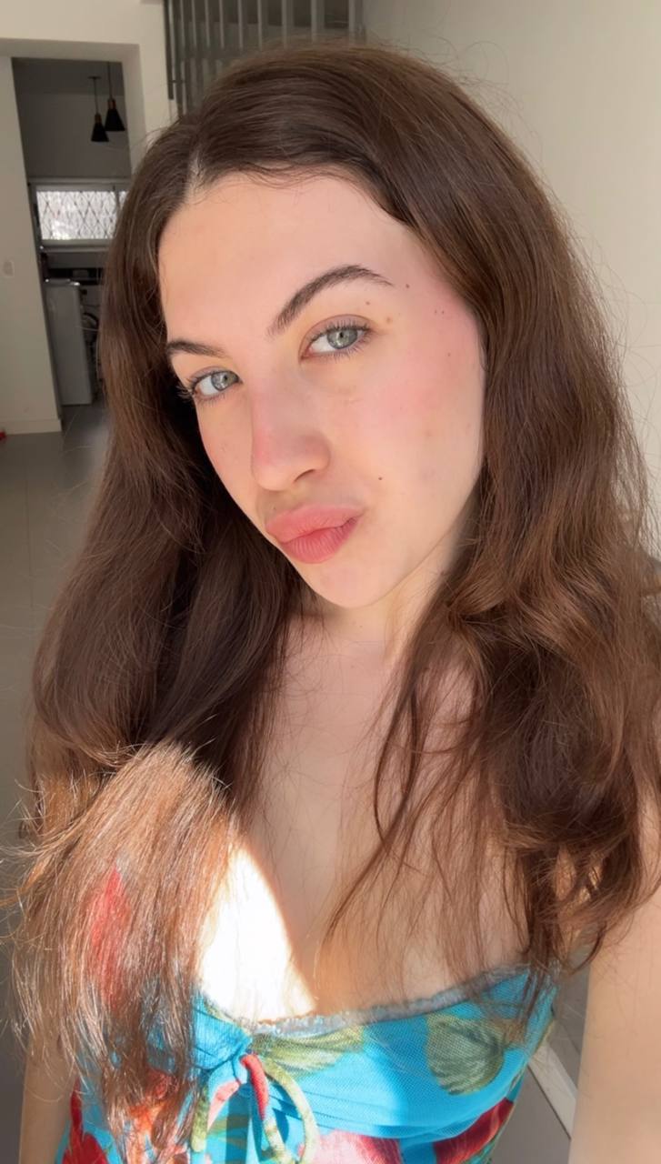 Nude girl Amber in Glasgow